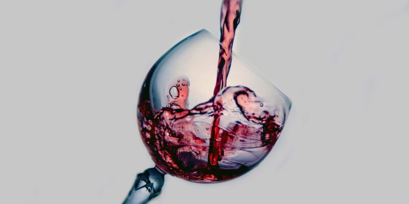 ¿Por qué hay posos en mi copa de vino?