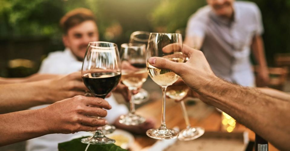 Descorchar un buen vino es sinónimo de celebración: Reencuentros con amigos, cenas familiares, comidas con los compañeros, pareja… Y en estas ocasiones no solo importa la comida, sino también su acompañante perfecto con el que poder brindar: El vino.